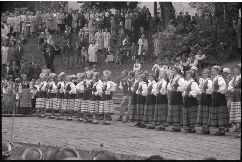 negatiiv, Viljandi Laulupidu, rahvatantsijad esinemas, 1960