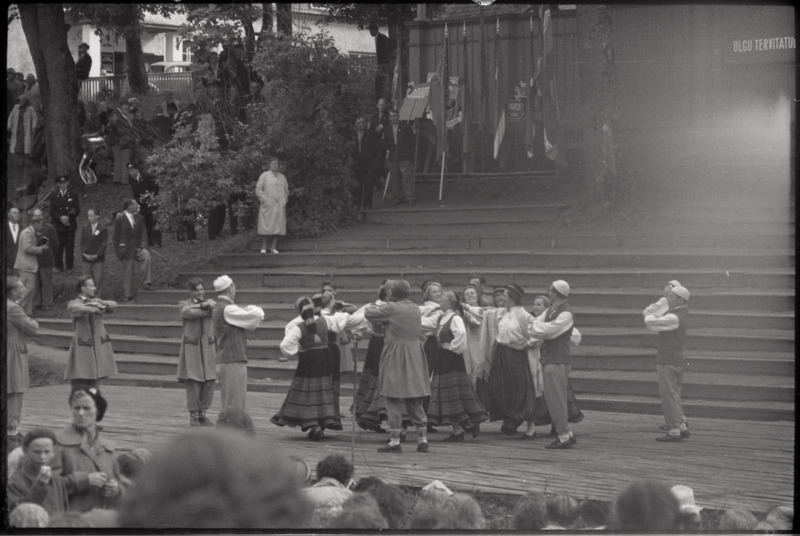 negatiiv, Viljandi Laulupidu, segarahvatantsurühm esinemas, 1960
