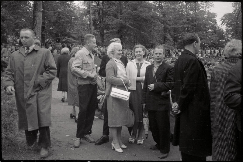 negatiiv, Viljandi Laulupidu, grupp pealtvaatajaid, 1960