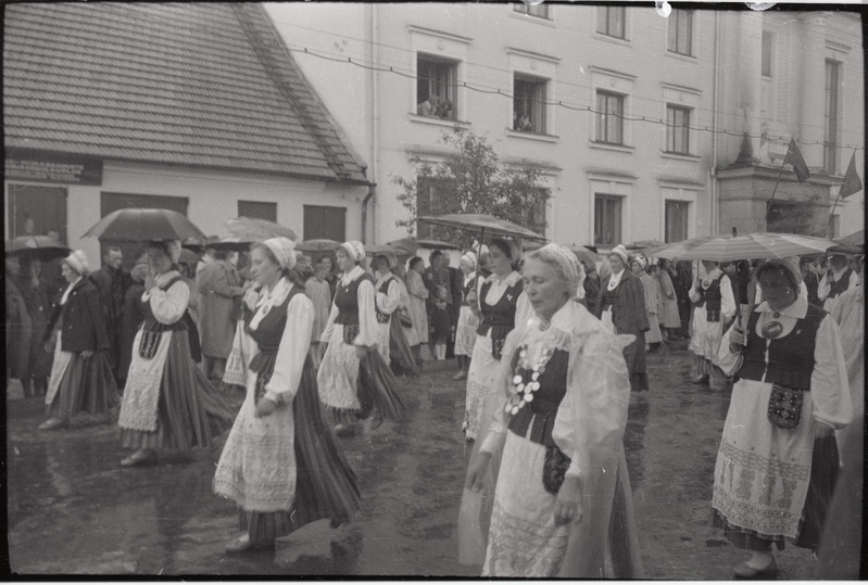 negatiiv, Viljandi Laulupidu, naiskoor Koit rongkäigus, 1960