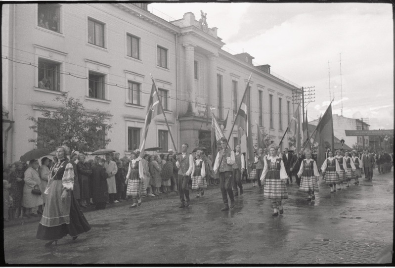 negatiiv, Viljandi Laulupidu, osa rongkäigust lippudega, 1960