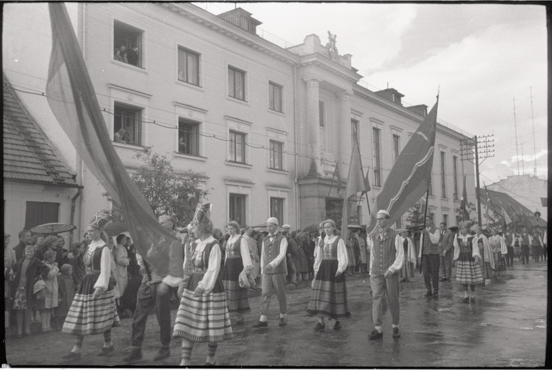 negatiiv, Viljandi Laulupidu, osa rongkäigust lippudega, 1960