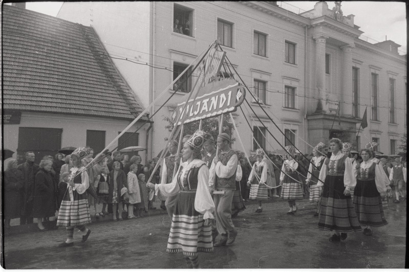 negatiiv, Viljandi Laulupidu, rongkäigu algus embleemiga, 1960
