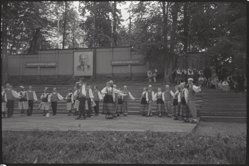 negatiiv, Viljandi Laulupidu, sega-rahvatantsurühm esinemas, 1960