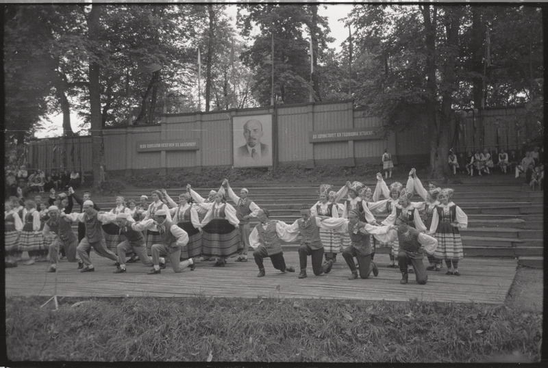 negatiiv, Viljandi Laulupidu, sega-rahvatantsurühm esinemas, 1960
