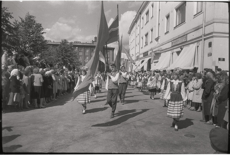 negatiiv, Viljandi Laulupidu, osa rongkäigust lippudega, 1961