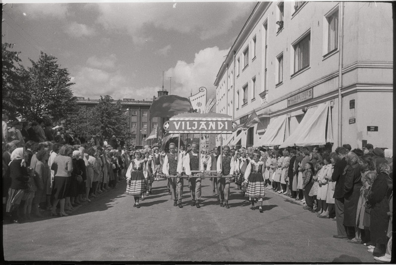 negatiiv, Viljandi Laulupidu, rongkäigu algus Viljandi transparendiga, 1961