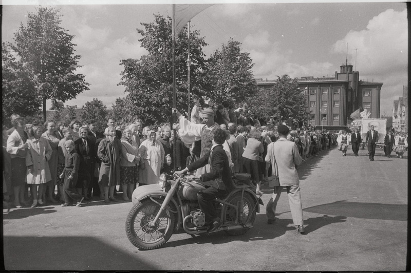 negatiiv, Viljandi Laulupidu, mootorratas lipukandjatega rongkäigus, 1961