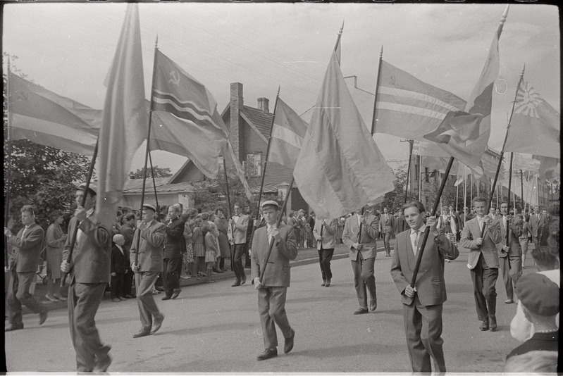 negatiiv, Viljandi Laulupidu, lipukandjad rongkäigus, 1964