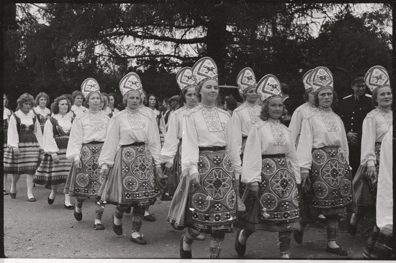 negatiiv, Viljandimaa, Karksi Laulupidu, naiskollektiiv rongkäigus, 1964