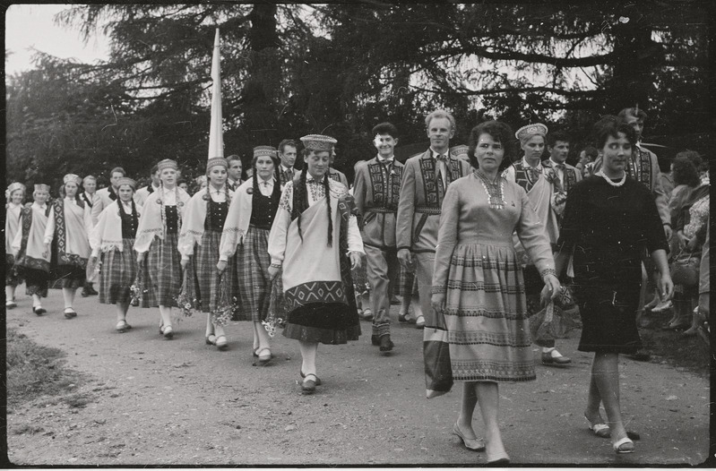 negatiiv, Viljandimaa, Karksi Laulupidu, külalisesinejad Lätist rongkäigus, 1964