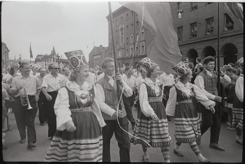 negatiiv, ENSV Üldlaulupidu, Abja rajooni kollektiivid rongkäigus, 1960
