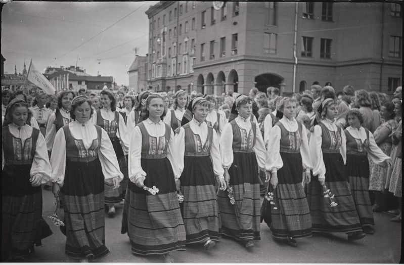 negatiiv, ENSV Üldlaulupidu, naiskollektiiv rongkäigus, 1960