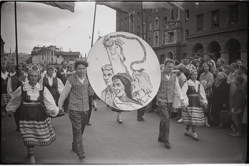 negatiiv, ENSV Üldlaulupidu, transparendi- ja lipukandjad rongkäigus, 1960