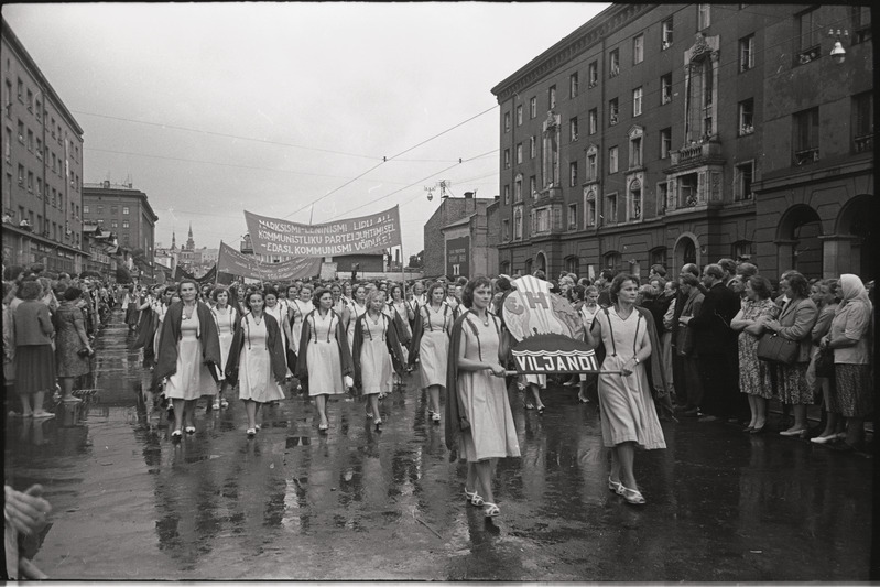 negatiiv, ENSV Üldlaulupidu, Viljandi naiskoor Eha rongkäigus, 1960