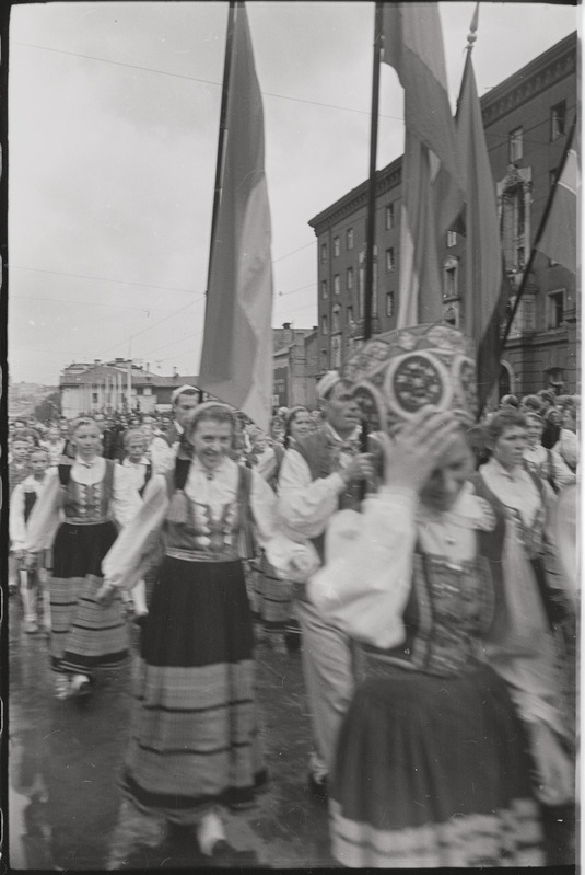 negatiiv, ENSV Üldlaulupidu, Viljandi kolonn rongkäigus, 1960