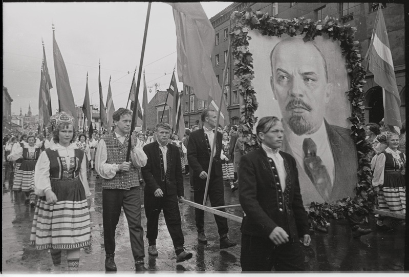 negatiiv, ENSV Üldlaulupidu, Viljandi kolonn rongkäigus, 1960