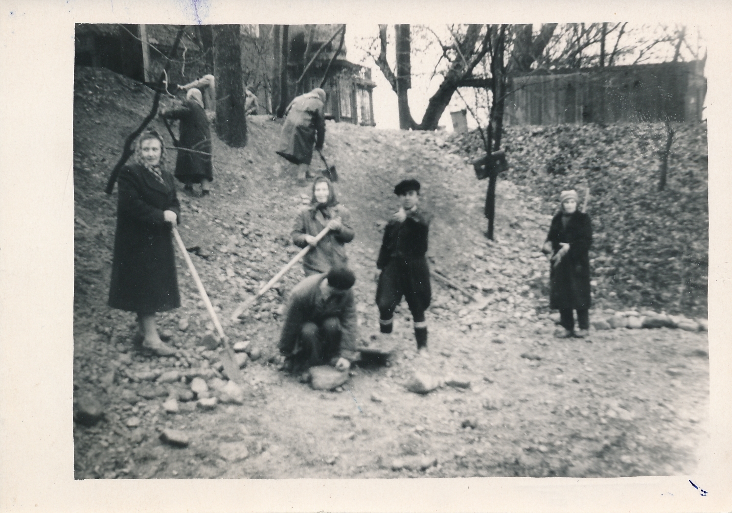 foto, Viljandi, Trepimäe ja Oru tn ristmik, korrastustööd, u 1947