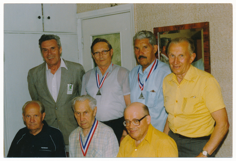 värvifoto, Viljandi, spordiveteranid?, I r keskel Julius Mager, II r paremalt 1. Elmar Ardma, 1990