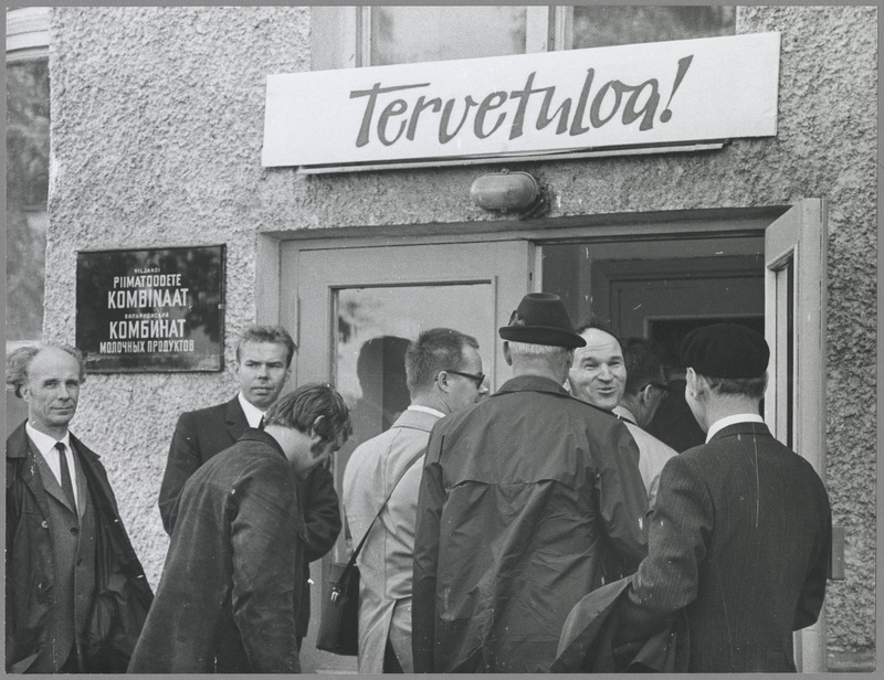 foto, Viljandi, Porvoo meeskoor külastamas piimakombinaati, 1971, foto E. Veliste