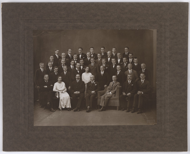 foto papil, Viljandi Poeglaste Gümnaasium, Uueveski tee 1, lõpetajad, 1924, foto J. Riet