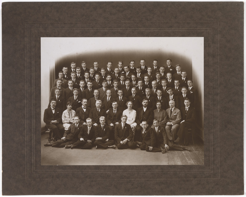 foto papil, Viljandi Poeglaste Gümnaasium, Uueveski tee 1, lõpetajad, 1927, foto J. Riet