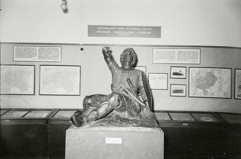 fotonegatiiv, Viljandi muuseum, Lembitu kuju, 1958, foto L. Vellema
