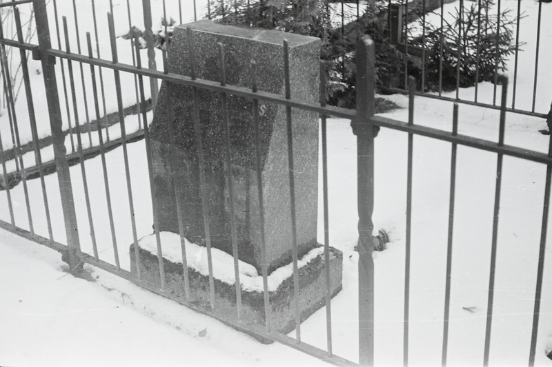 fotonegatiiv, Viljandi Vana kalmistu, Fr. Kuhlbarsi hauaplats, 1957, foto A. Järvekülg
