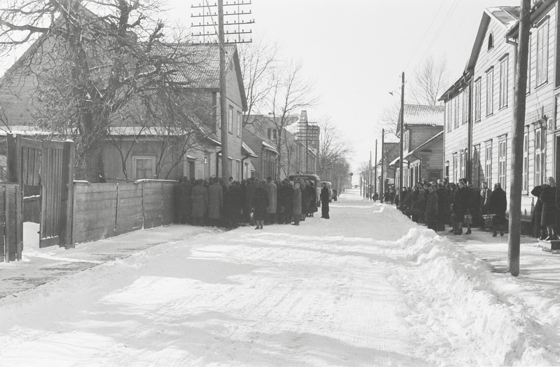 fotonegatiiv, Viljandi, C. R. Jakobsoni tn 22, mälestustahvli avamine, 1957, foto L. Vellema