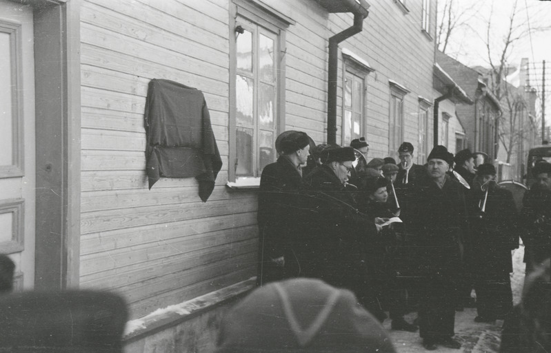 fotonegatiiv, Viljandi, C. R. Jakobsoni tn 22, mälestustahvli avamine, 1957, foto L. Vellema