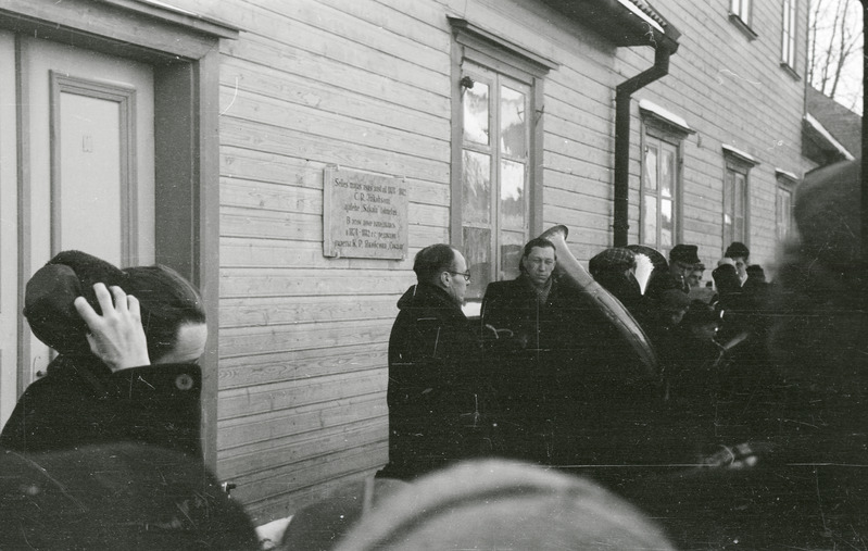 fotonegatiiv, Viljandi, C. R. Jakobsoni tn 22, mälestustahvli avamine, 1957, foto L. Vellema