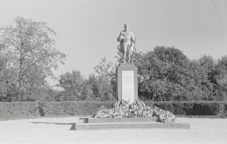 fotonegatiiv, Viljandi, Uueveski, mälestussammas, 1967, foto A. Kiisla