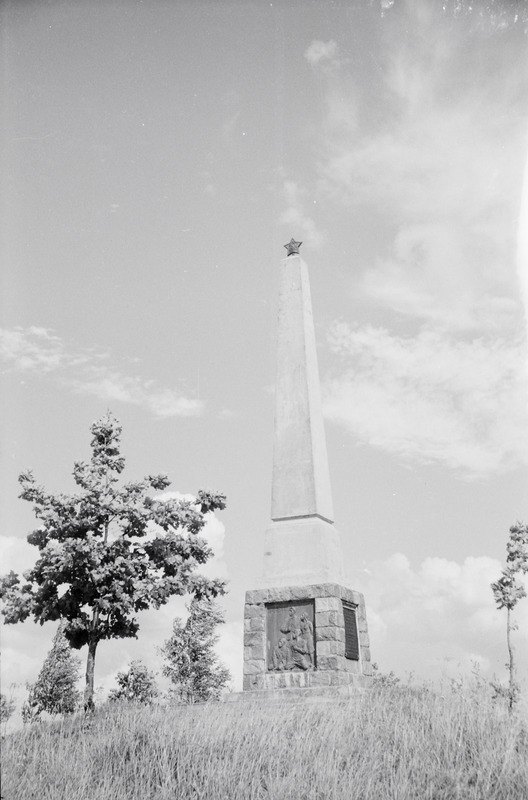 fotonegatiiv, Viljandi, Järveotsa obelisk, 1966, foto A. Kiisla