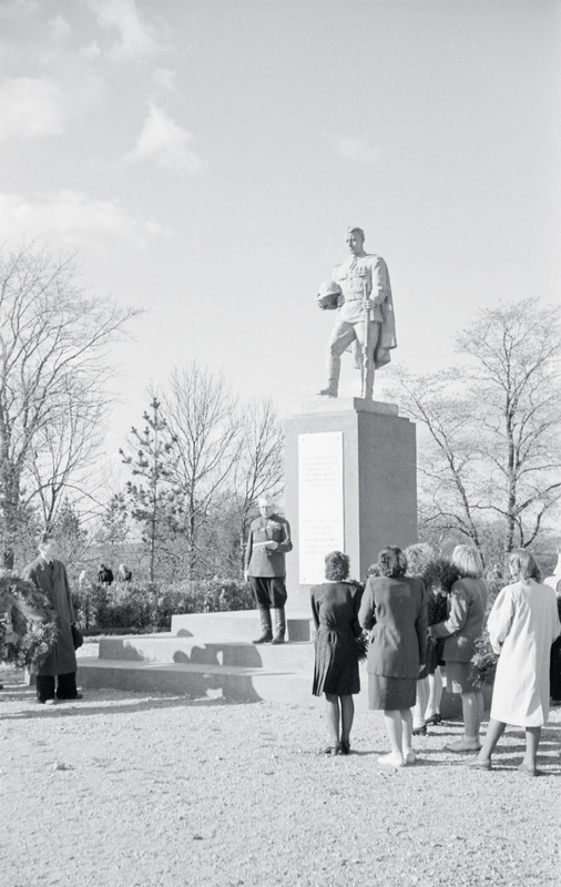 fotonegatiiv, Viljandi, Uueveski, mälestussamba avamine, 1948, foto A. Kiisla