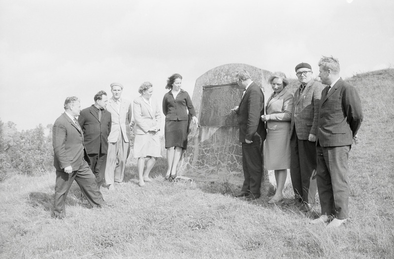 negatiiv, Viljandimaa, Vooru linnamägi, grupp ja mälestuskivi 1965 F A.Kiisla