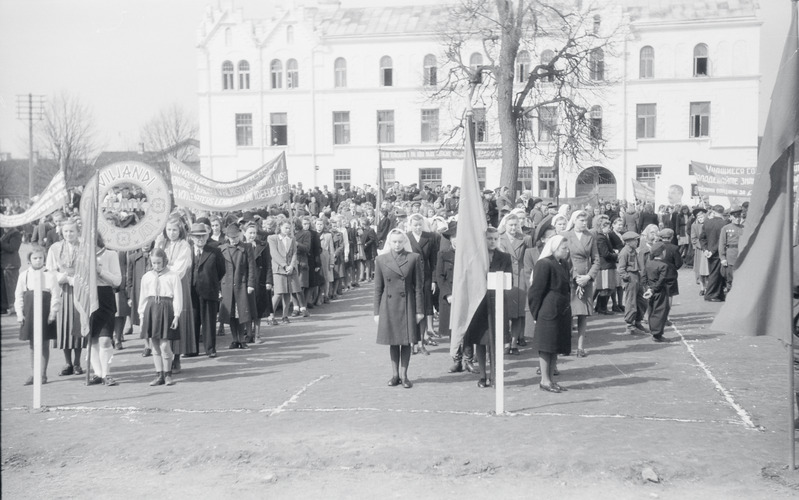 negatiiv, Viljandi, täitevkomitee (raekoja) ees 1. mai miiting 1948 F: A. Kiisla