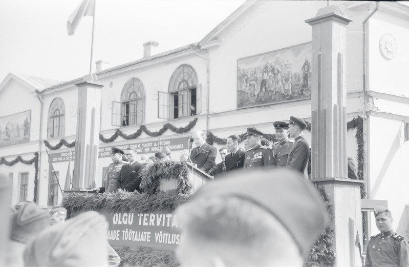 negatiiv, Viljandi, täitevkomitee (raekoja) ees 1. mai miiting 1948 tribüün F: A. Kiisla