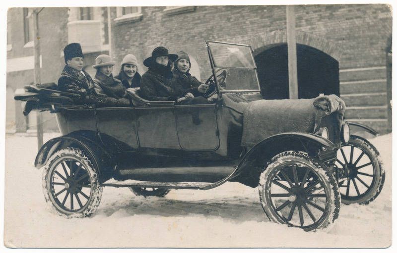 foto, sõiduauto Viljandi, Tallinna tn 3 maja ees,  sh M. Juul (Orik), E. Parmakson u 1920 talv