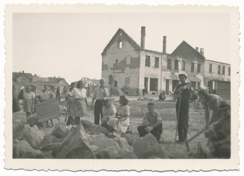 foto, Viljandi, Lossi-Tartu tn nurk, taastamistööd, taga Lossi tn 18/20 maja, 1948, foto Joh. Luik