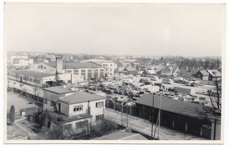 foto, Viljandi, ees Savi tn, vaade Viljandi Auto- ja bussipark nr 8 parklale, töökodadele 1958