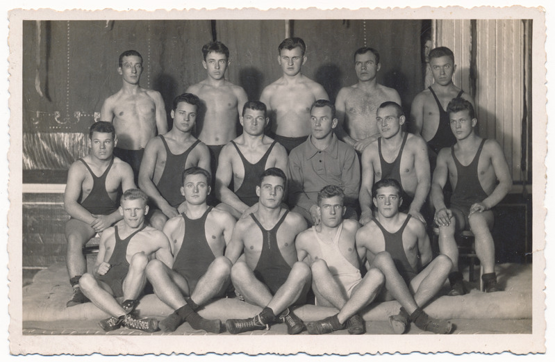 foto, Viljandi spordiselts Tulevik, raskejõustiklased, II r vas 3. K. Orumets, u 1938, foto E. Rang