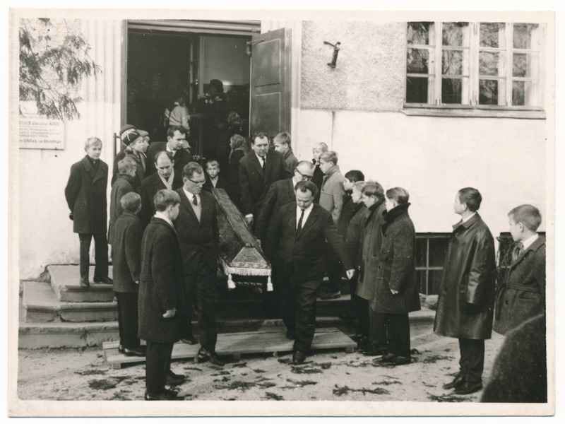 foto, pedagoog Julie (Juta) Käsper, matus, matuselised  kirstuga Viljandi III 8. klassilise kooli hoone trepil, Hariduse tn 2, 28.10.1966