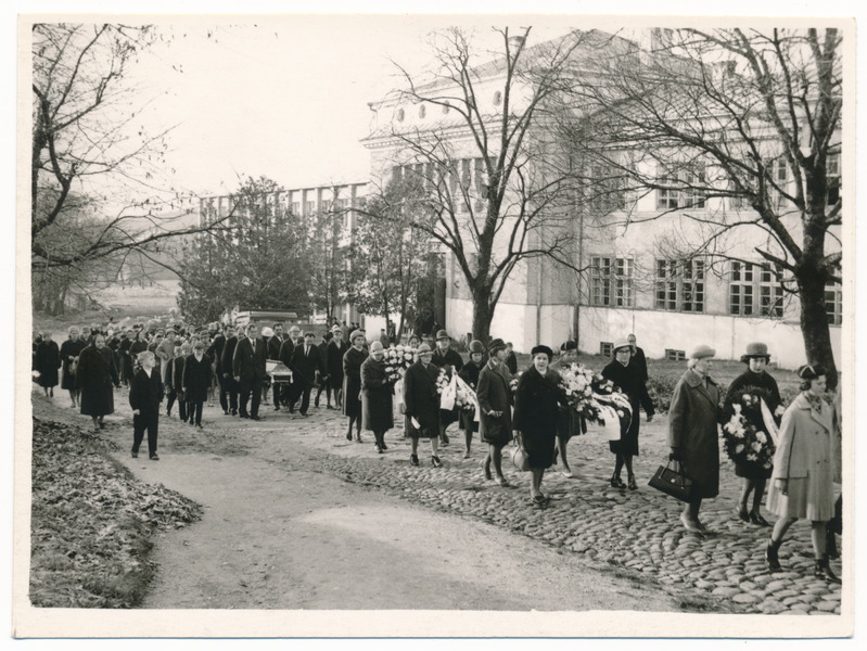 foto, pedagoog Julie (Juta) Käsperi,matus, matuserongkäik Viljandi III 8. klassilise kooli hoone ees tänaval, Hariduse tn 2, 28.10.1966
