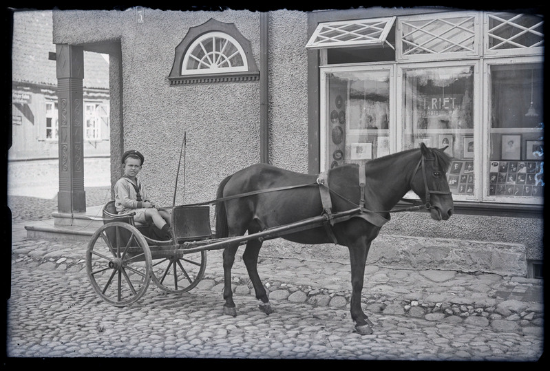 negatiiv hobune, kaless, laps (von Mensenkampff?) Viljandi, Posti tn 24 maja ees, foto J. Riet, neg nr-ta, 13.08.1918