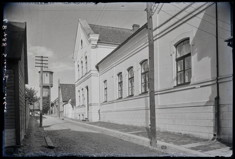 negatiiv Viljandi Lutsu tn, ees nr 3 maja, taga veetorn, foto J. Riet, neg 68488, 1938