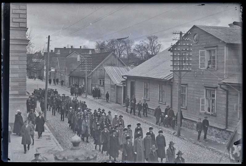 negatiiv Viljandi Posti tn (Lossi ja Koidu tn vahel), õpilaste rongkäik, foto J. Riet, neg nr-ta, u 1925