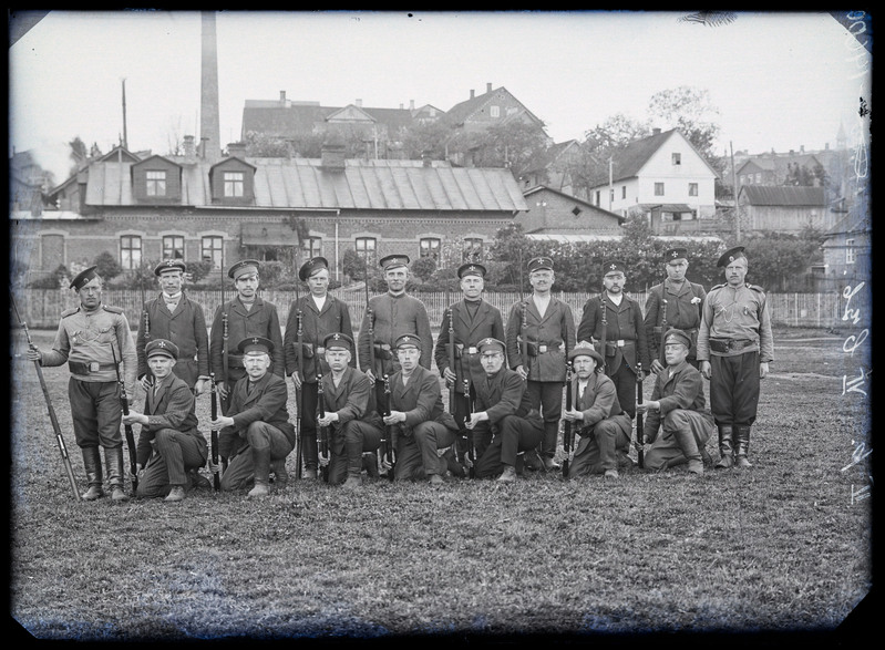 negatiiv Viljandi, reserväelased (koplipoisid), taga tapamaja, Liiva tn, foto J. Riet, neg 14600, mai 1913