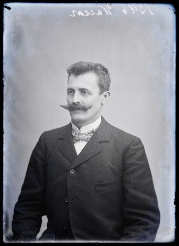 negatiiv Wassar, mees, olnud näitejuht karskusselts'is Vabadus, foto J. Riet, 1596, november 1901