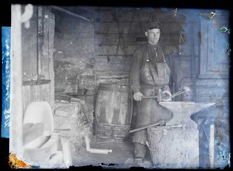 negatiiv Toomingas, külasepp, sepikoda, Karksi khk? Halliste khk? foto J. Riet, neg 208, 14.06.1898