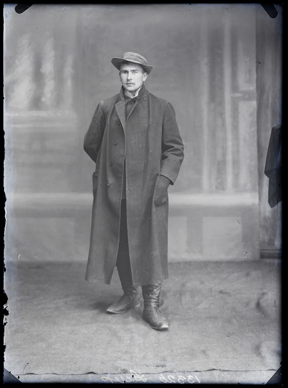 negatiiv Andres Lellep, pikk mantel, foto J. Riet, neg 13326, 24.05.1912